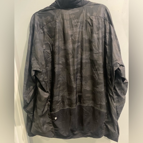 Lululemon Men’s Running Surge Jacket (black cammo) - Picture 9 of 10